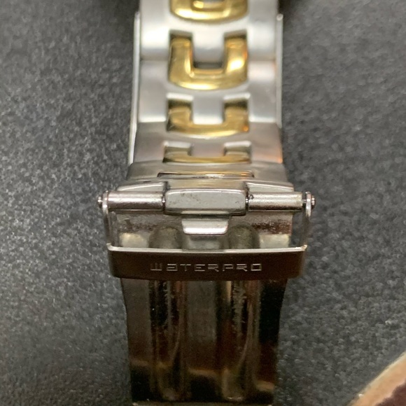 Guess watch two tone stainless still working - Picture 5 of 8